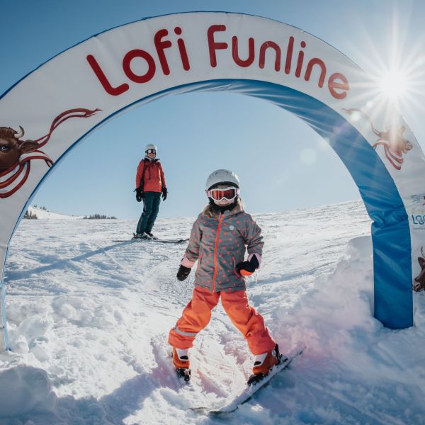 Lofer Almenwelt Lofer Lofi Funline Familie Skischule Sturm (c) Salzburger Saalachtal Tourismus, Urheber Katrin Kerschbaumer