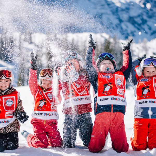 Skischule Lofer_Skiurs Kinder, Jugendliche und Bambinis_Kinder Spaß haben