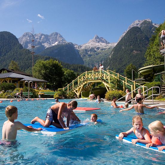 Freibad Lofer_Steinbergbad_Familie schwimmen_Sommer_Intersport Sturm_c salzburger saalachtal tourismus