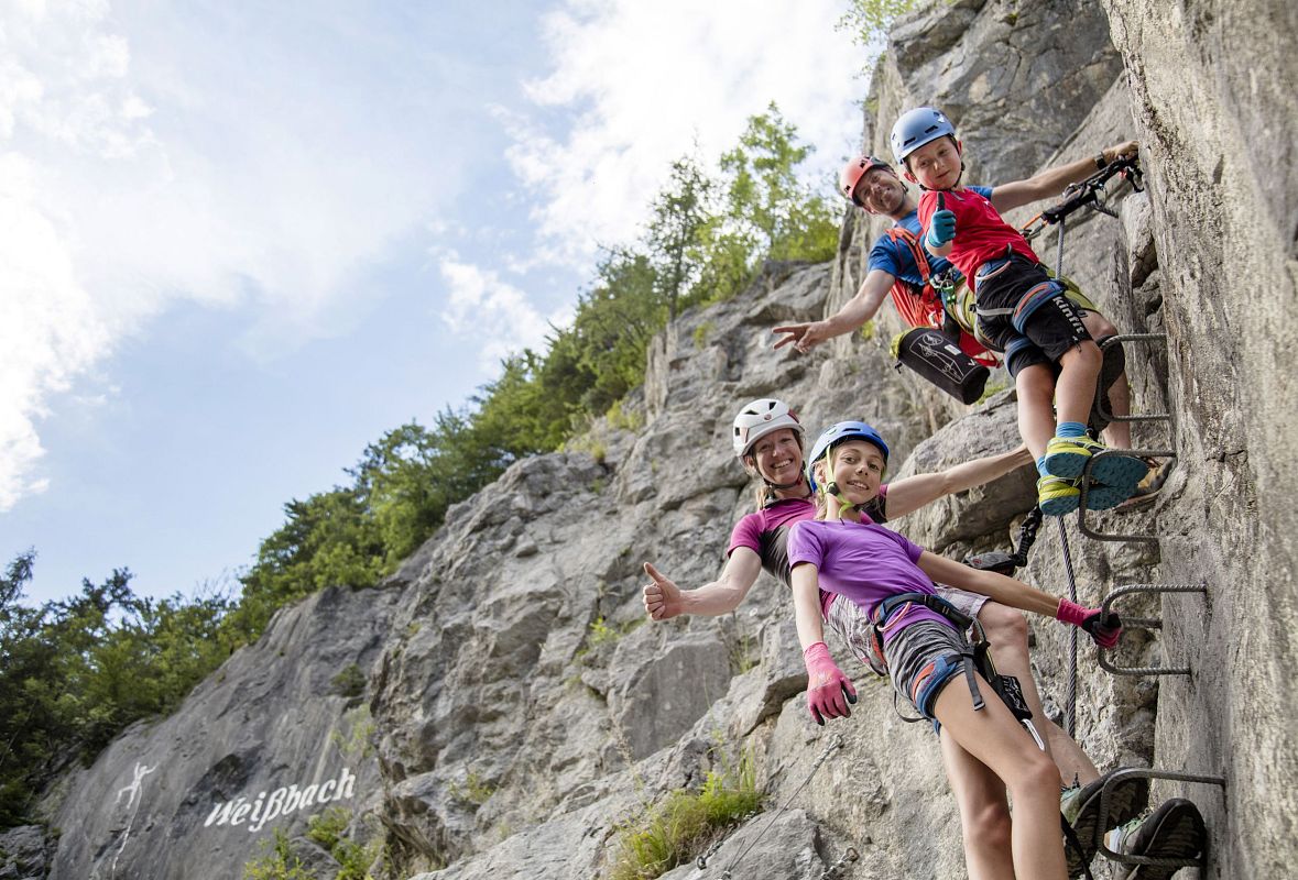 Klettern mit der Familie_Klettersteigset ausleihen bei Intersport Sturm_Urheber defrancesco