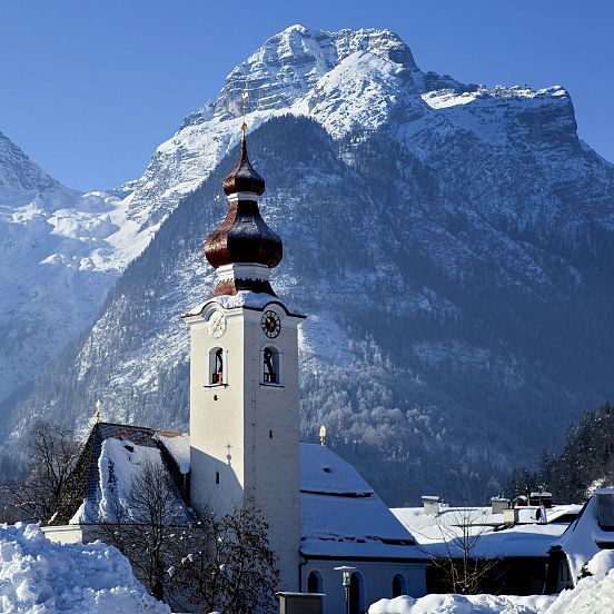 Lofer walk through the village center_winter hiking_Intersport Sturm (c) Salzburger, copyright Schlechter Fotograf