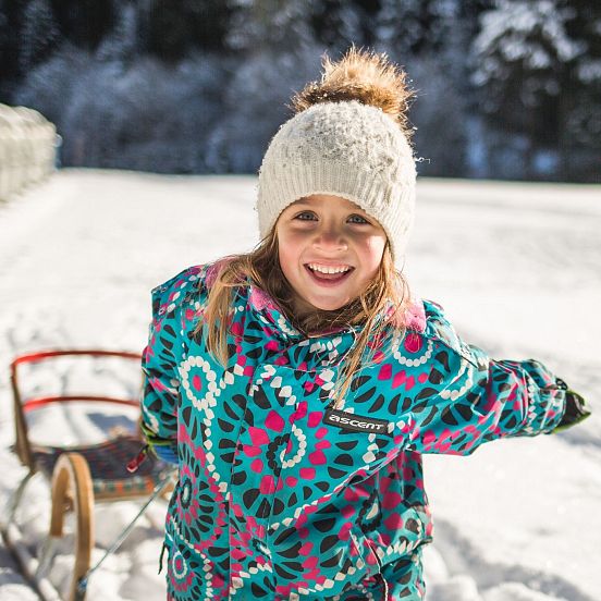 Tobogganing winter child Intersport Sturm toboggan run (c) Salzburger Saalachtal Tourismus