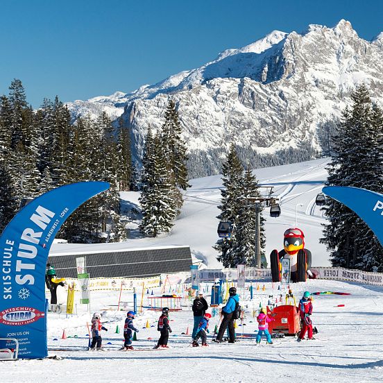 Skischule Sturm_Kinderland_Skifahren lernen mit BOBO der Pinguin