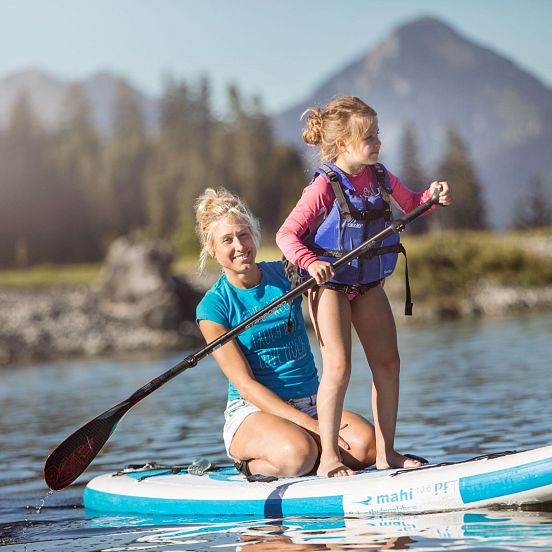 sup-familie im Urlaub_stand uop paddling mit Kindern_Intersport Sturm c-salzburger-saalachtal-tourismus