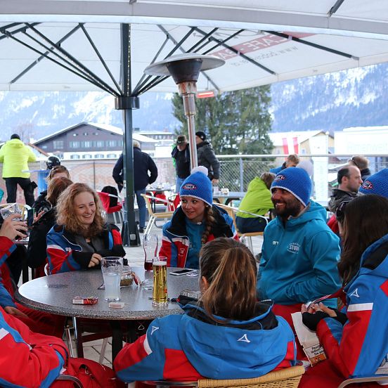 cafe-und-bar-bobos-lofer-treffpunkt-skilehrer-gruppe-3