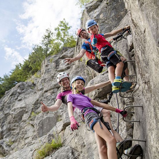 klettern-mit-der-familie-klettersteigset-ausleihen-bei-intersport-sturm-urheber-defrancesco-3