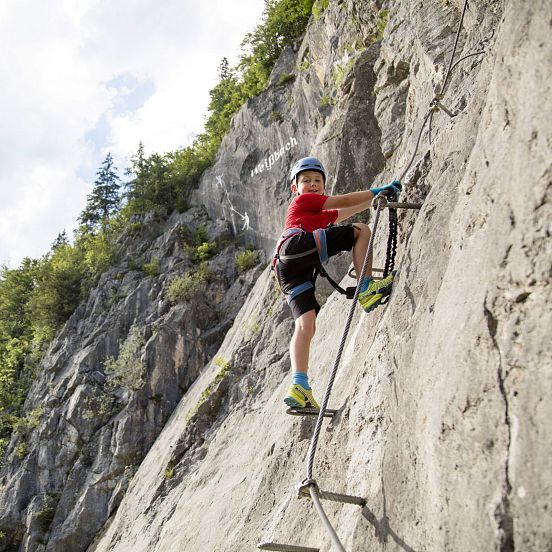 klettersteige-mit-kindern-klettern-in-lofer-intersport-sturm-salzburger-saalachtal-tourismus-urheber-defrancesco-3