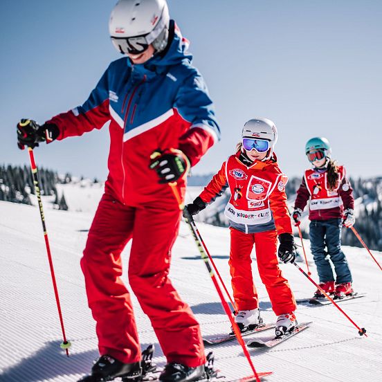 skischule-lofer-skikurs-kinder-skifahren-lernen-in-der-gruppe-3