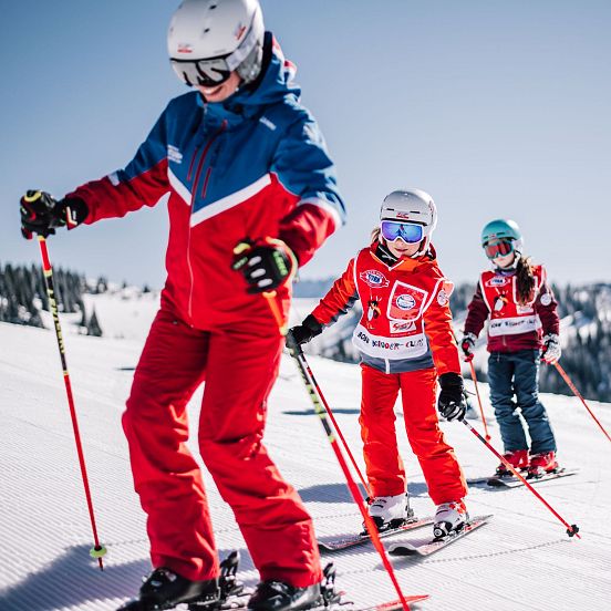 skischule-lofer-skikurs-kinder-skifahren-lernen-in-der-gruppe-7