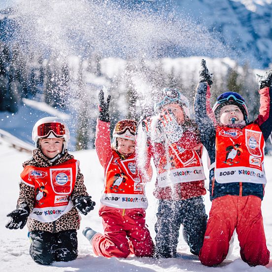 skischule-lofer-skiurs-kinder-jugendliche-und-bambinis-kinder-spass-haben-3