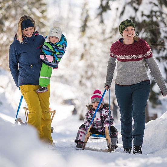 unken-rodeln-hochalm-winter-urlaub-familie-intersport-sturm-c-salzburger-land-urheber-michael-groessinger-3